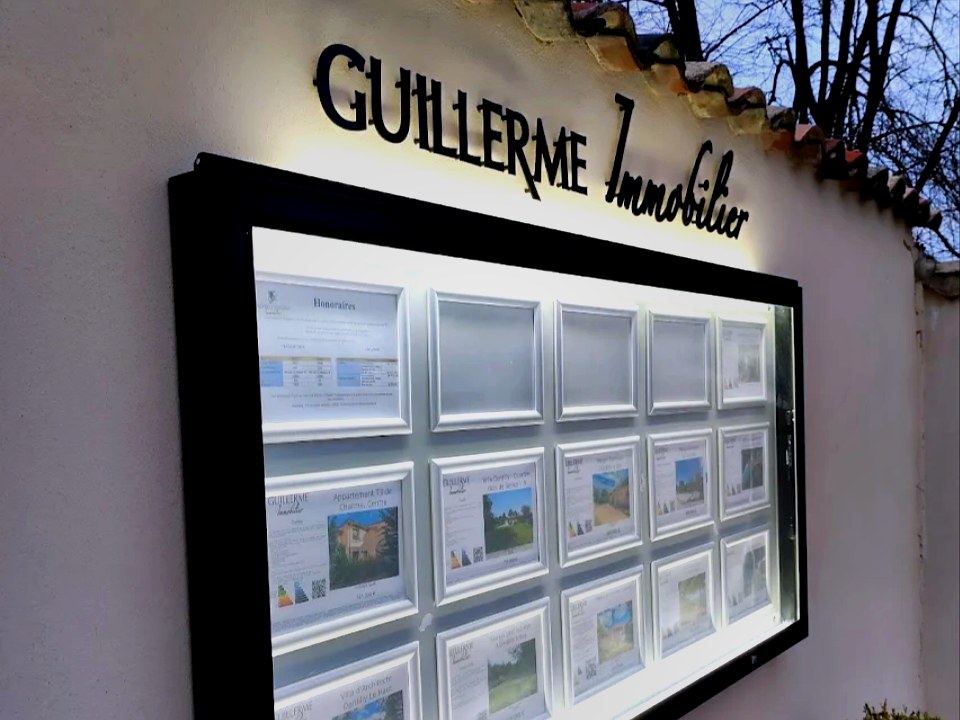 Caisson lumineux double face — Guillerme Immobilier